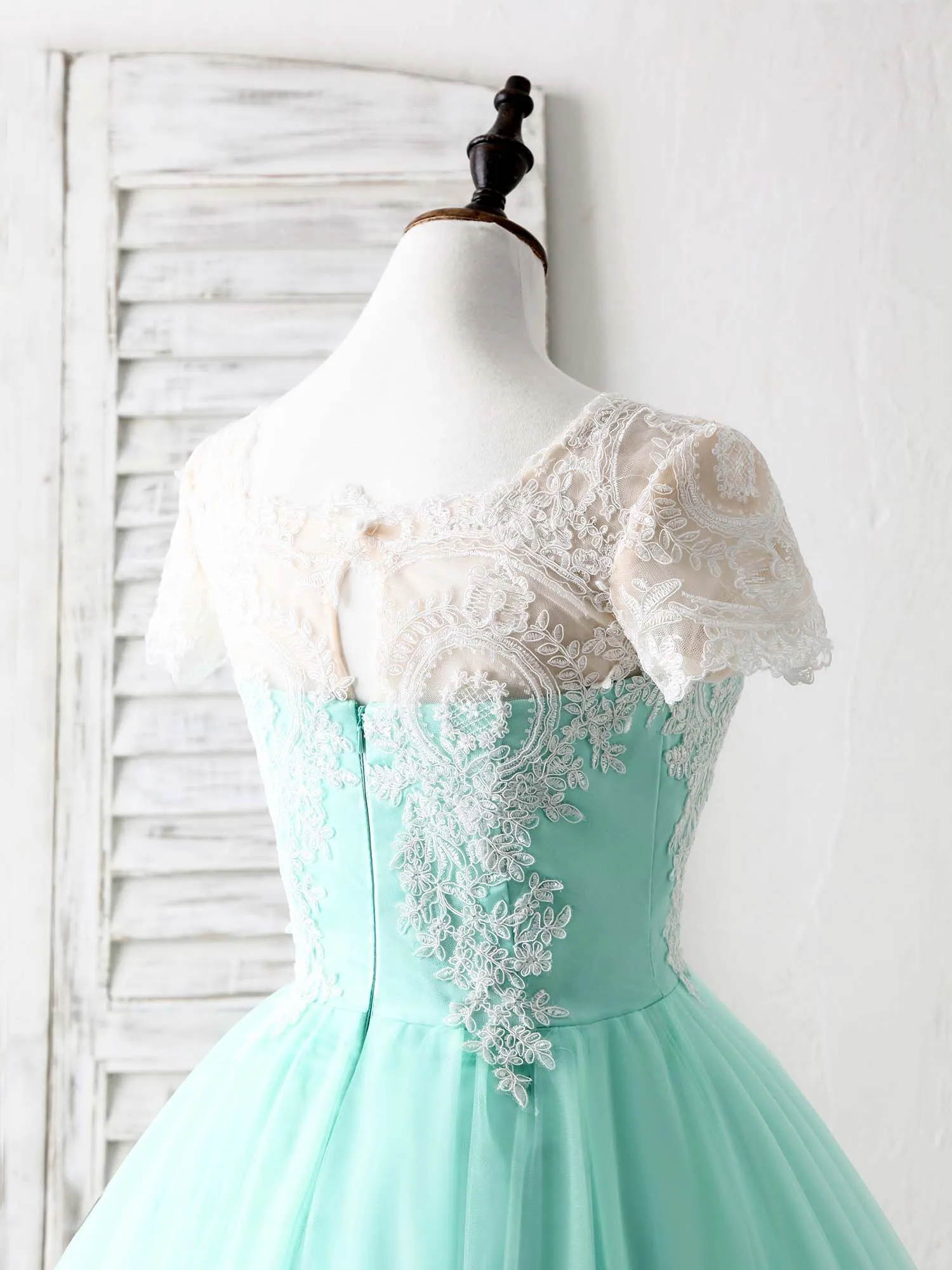 Green Round Neck Lace Applique Tulle Short Prom Dresses